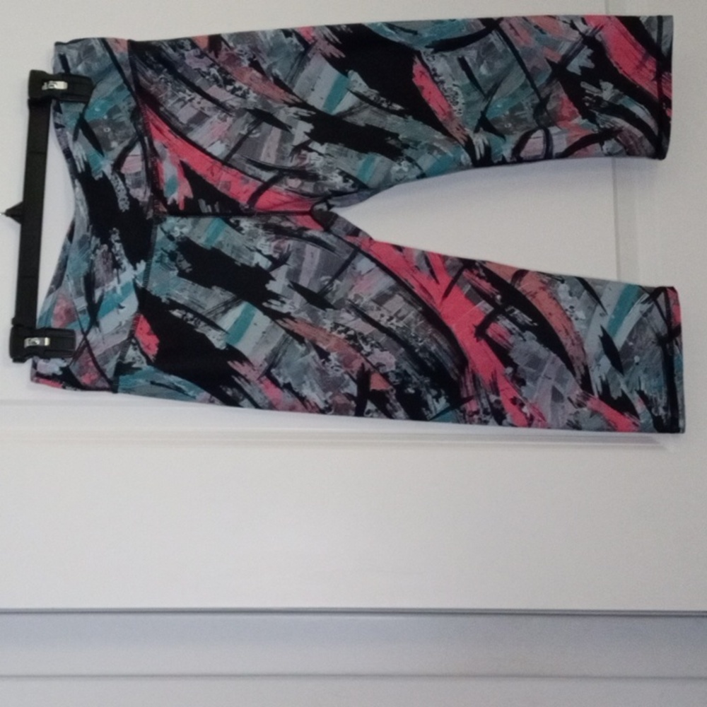 Fabletics Medium cropped leggings in GUC, Waist pocket.
